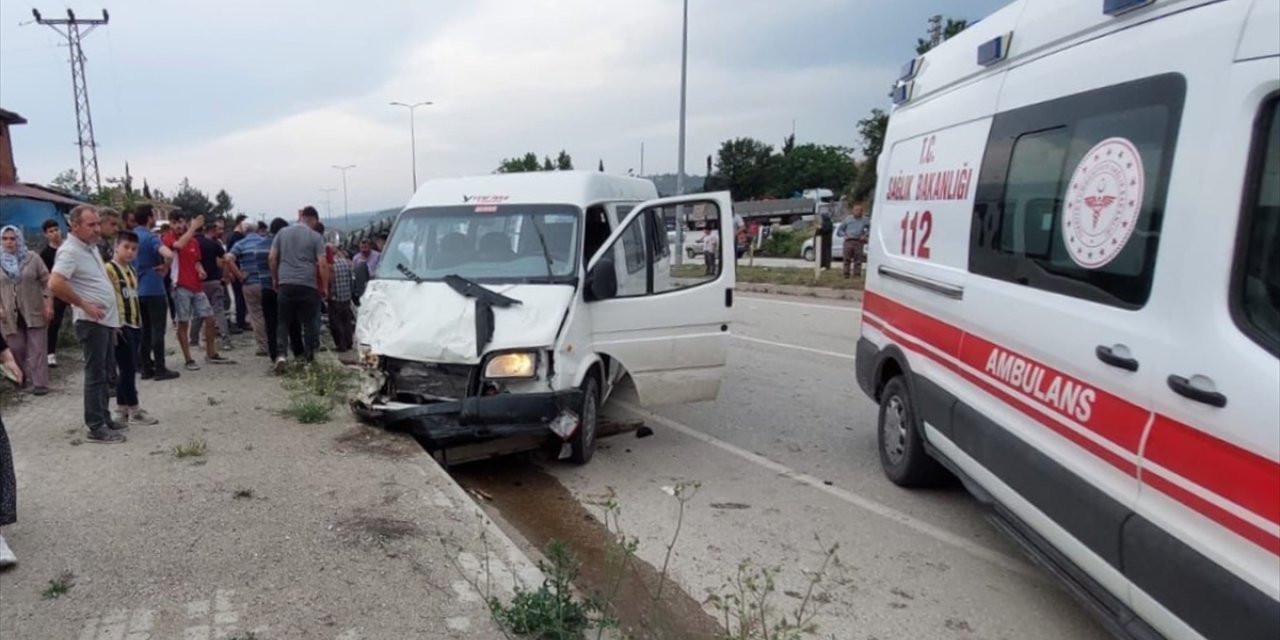 Sinop’ta minibüsle traktörün çarpıştığı kazada 1 kişi öldü