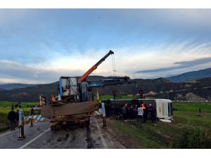 GÜNCELLEME 2 - Taziyeden dönenleri taşıyan otobüs devrildi: 7 ölü, 30 yaralı