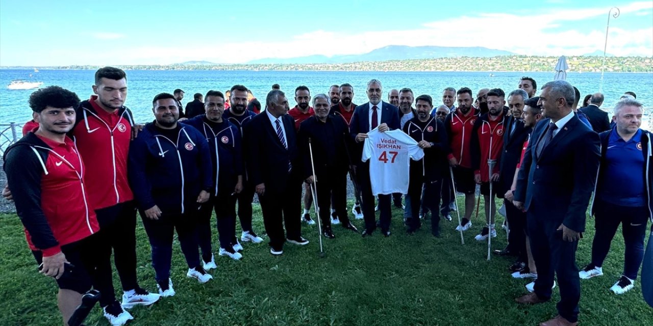 Çalışma ve Sosyal Güvenlik Bakanı Işıkhan, Ampute Milli Futbol Takımı ile bir araya geldi