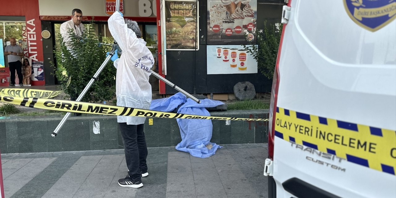 Antalya'da bir kişi iş hanının önünde ölü bulundu