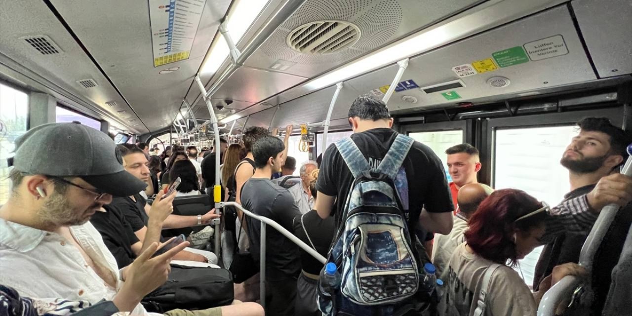 İstanbullulardan sıcak havada metrobüs klimalarının çalışmamasına tepki