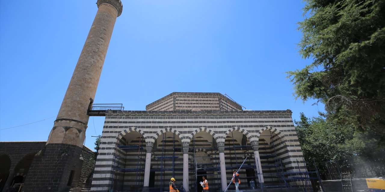 Restorasyonu süren tarihi cami çalınan çinilerine 20 yıl sonra kavuşuyor