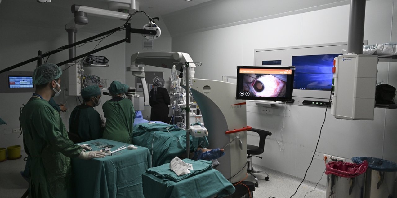 Göz hekimleri canlı yayında 70 göz ameliyatı yapacak