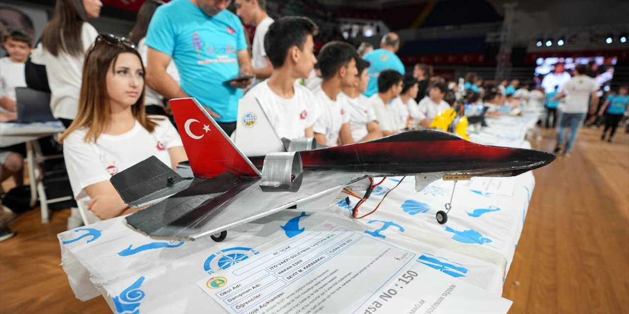 İzmir'de öğrencilerin robotik kodlama projeleri şenlikte sergilendi