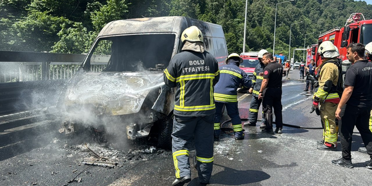 Bolu'da seyir halindeyken yangın çıkan panelvan kullanılamaz hale geldi