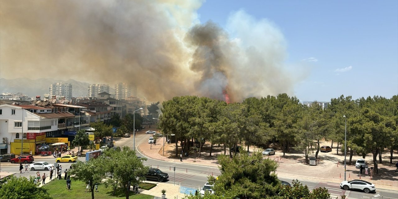 Antalya'da yerleşim yerine yakın ağaçlık alanda yangın çıktı