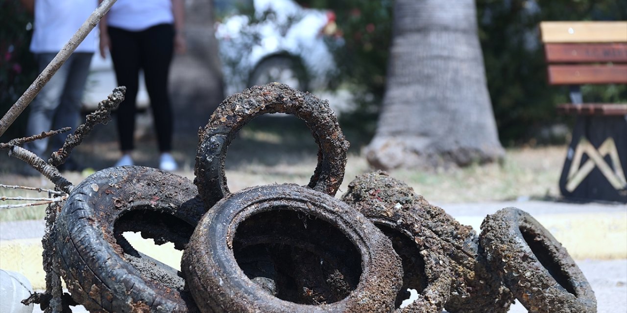 Mersin'de denizden araba lastiği, plastik sandalye ve demir parçaları çıktı