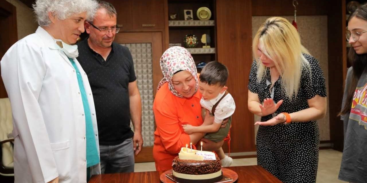 Kadavradan rahim nakliyle dünyaya gelen çocuk, pastasını Özkan çifti ile üfledi