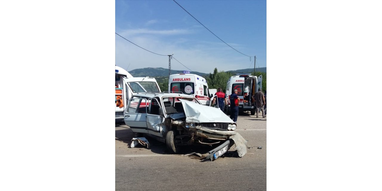 Tokat'ta iki otomobilin çarpıştığı kazada 7 kişi yaralandı