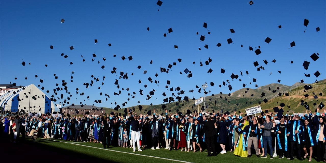 Bitlis Eren Üniversitesi'nde 2 bin 390 öğrenci mezuniyet sevinci yaşadı