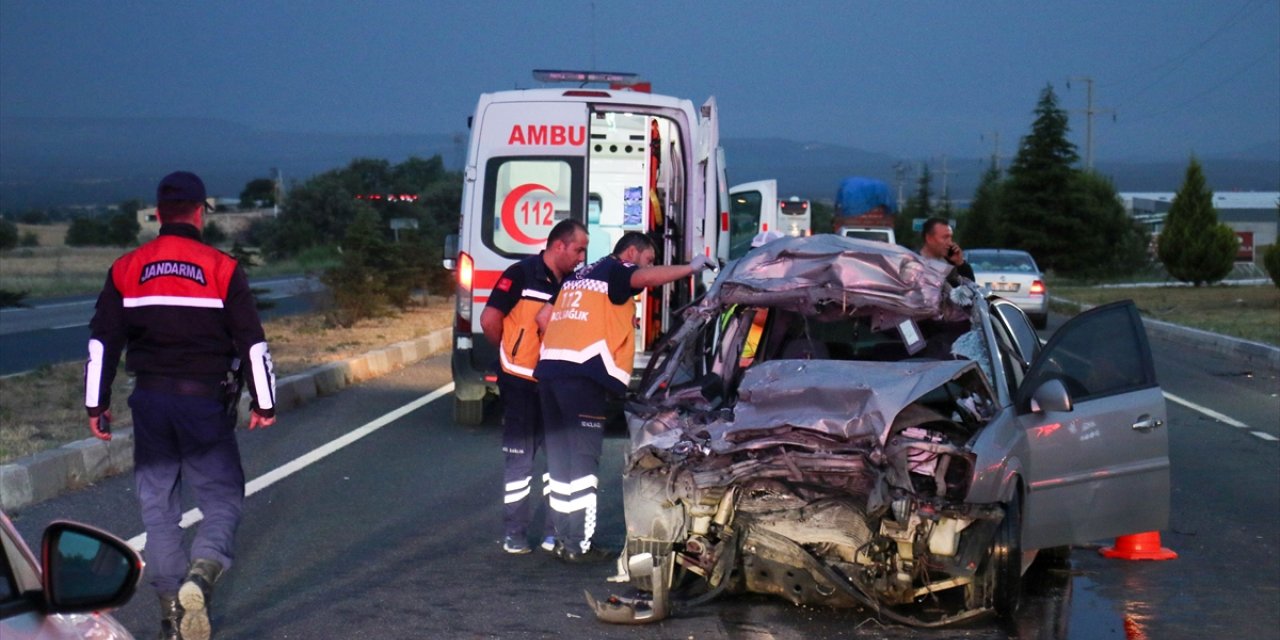 Uşak'ta kamyona çarpan otomobilin sürücüsü hayatını kaybetti