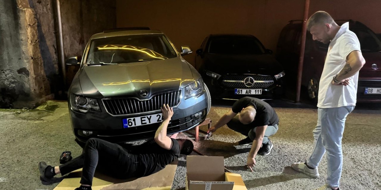 Otomobilin motor kısmında dünyaya gelen kediler 12 saatlik çalışmayla kurtarıldı