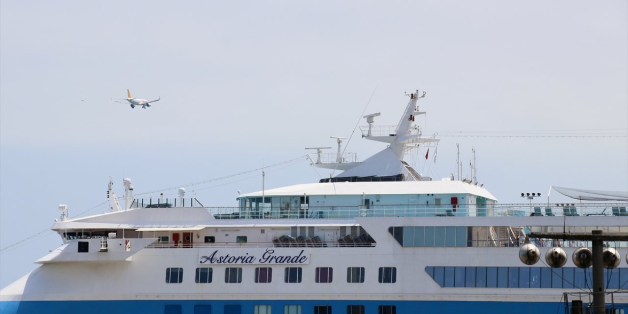 "Astoria Grande" kruvaziyeri bu yıl 10'uncu kez Trabzon Limanı'na geldi