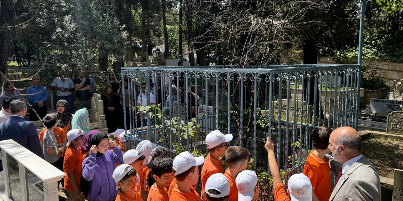 Şair ve yazar Cahit Zarifoğlu kabri başında anıldı