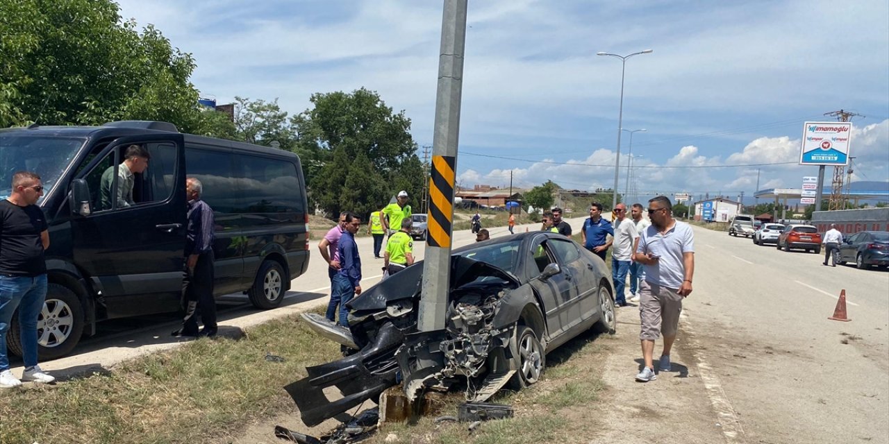 Sinop'ta aydınlatma direğine çarpan otomobildeki 5 kişi yaralandı