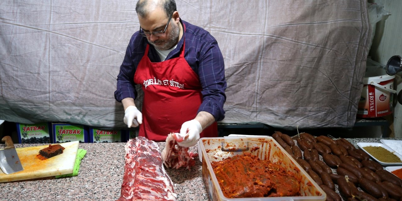 Anneannesinin tarifiyle hazırladığı geleneksel ev pastırması lezzetini tezgahına taşıyor