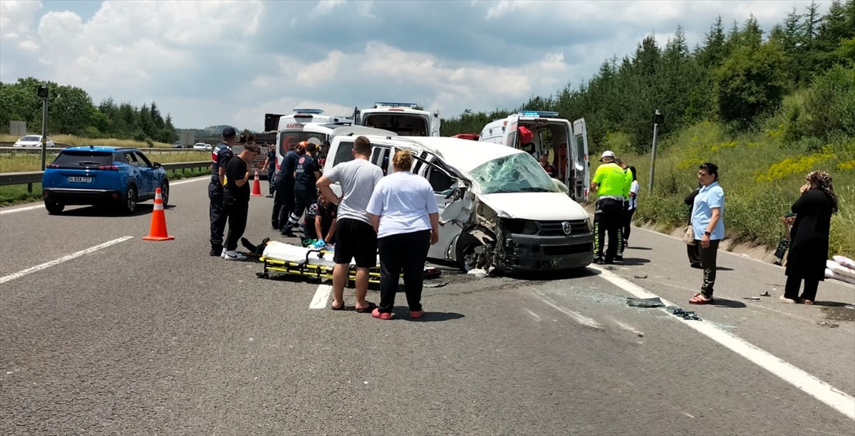 Bolu'da takla atan minibüsteki 1 kişi öldü, 10 kişi yaralandı