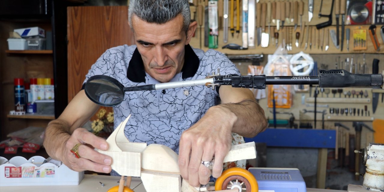 Ahşaptan yaptığı süs eşyalarını SMA hastası ve lösemili çocuklar yararına bağışlıyor