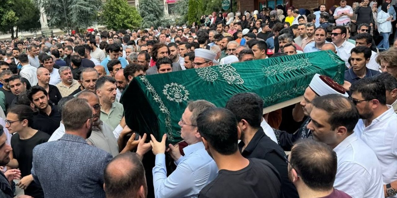 Fatih’te silahla vurularak öldürülen öğretmen son yolculuğuna uğurlandı