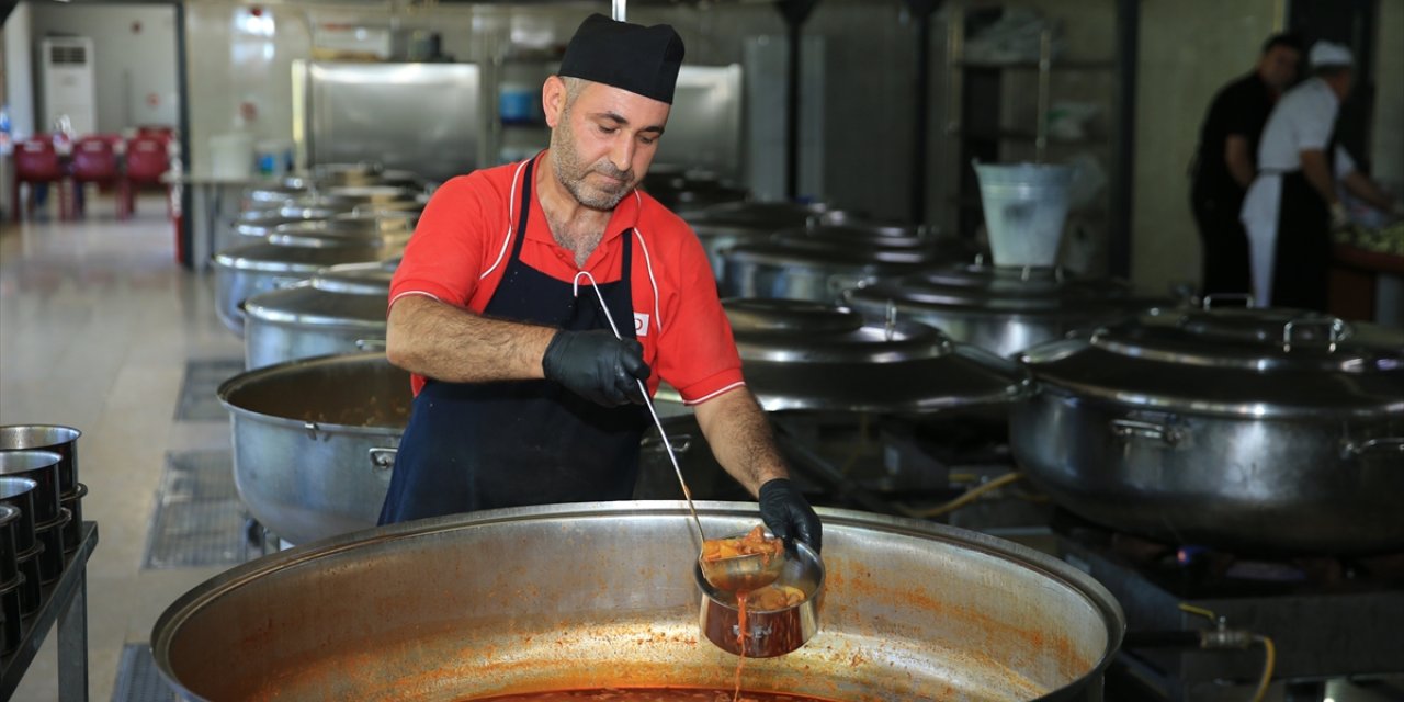 Türk Kızılaya bağışlanan kurbanlıklar ihtiyaç sahibi ailelere aş oluyor