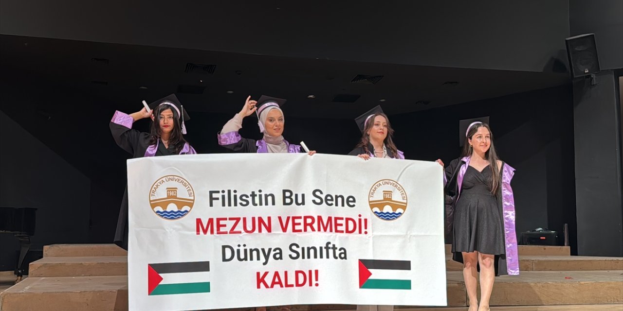 Trakya Üniversitesindeki mezuniyet töreninde öğrencilerden Filistin'e pankartlı destek