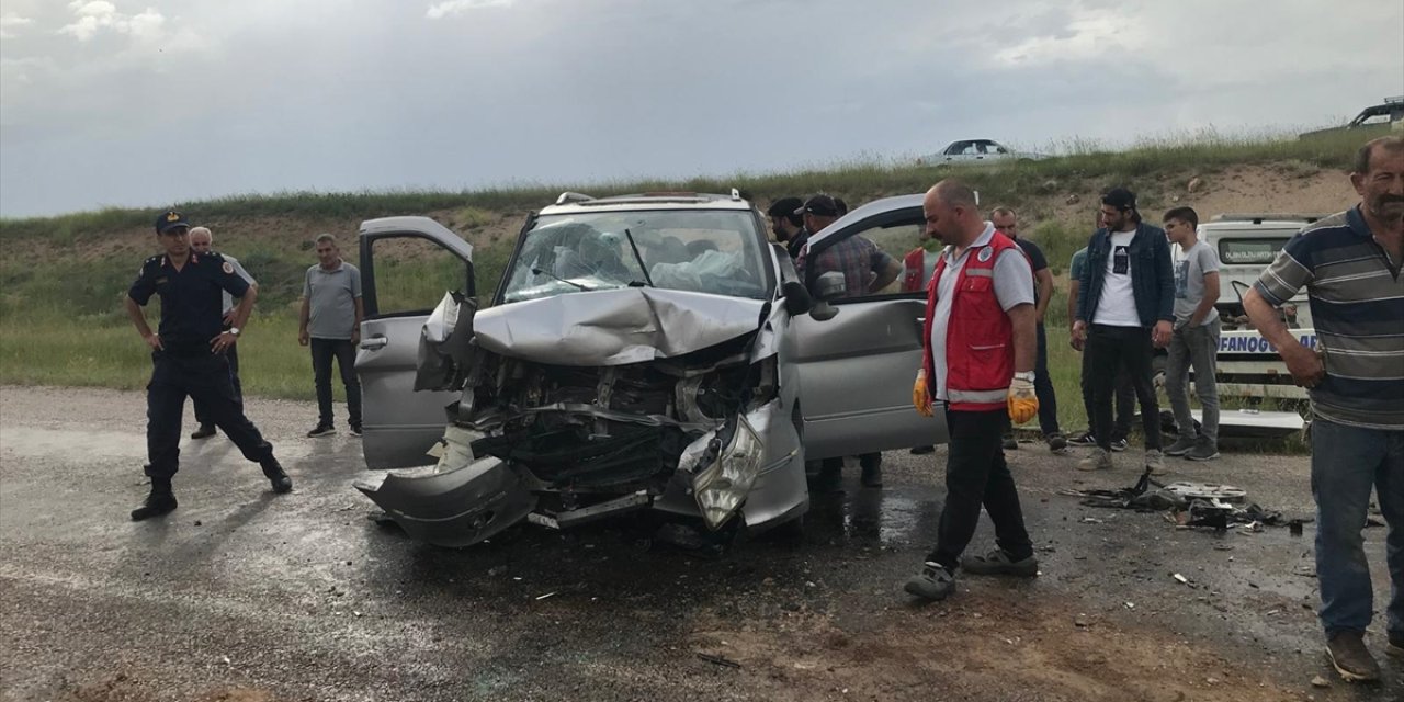 Sivas'ta minibüs ile hafif ticari aracın çarpıştığı kazada 5 kişi yaralandı