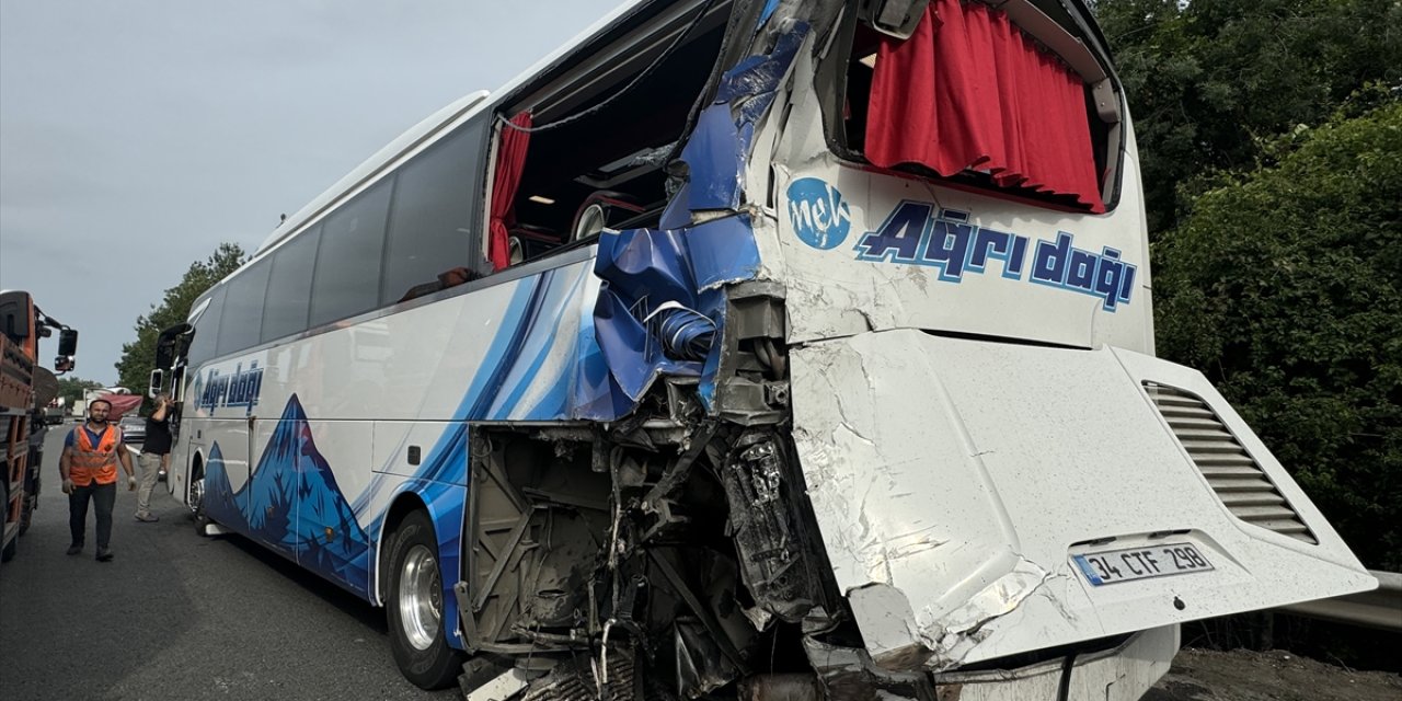 Sakarya'da tırın çarptığı otobüsteki 3 yolcu yaralandı