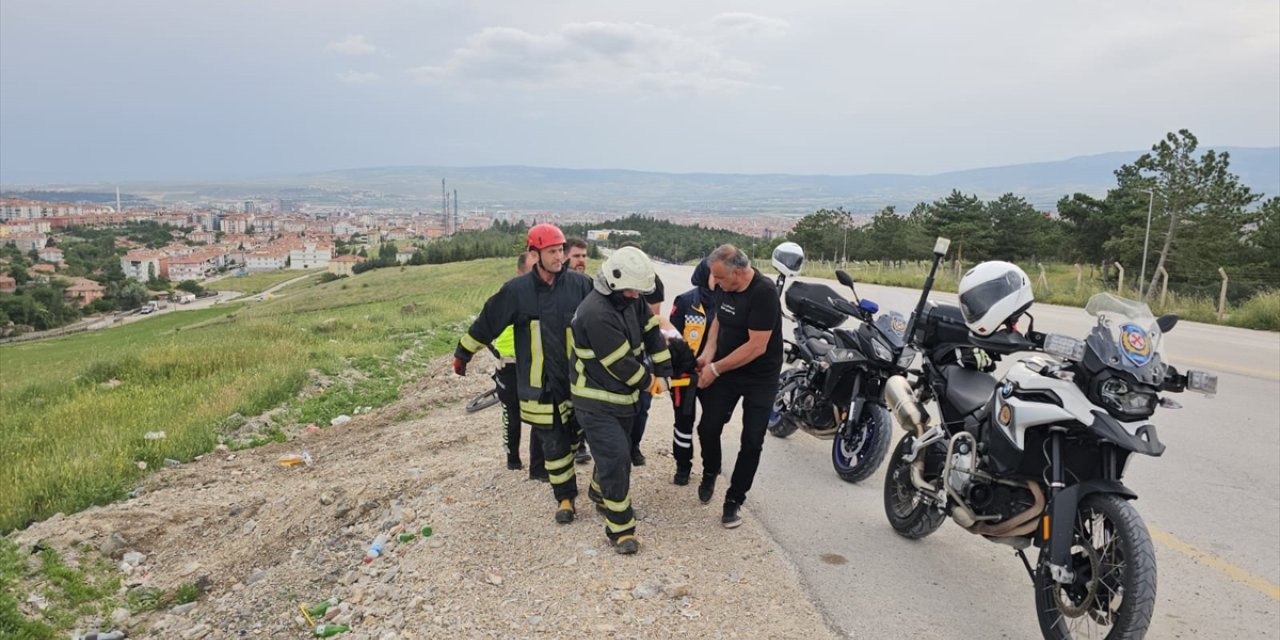 Çorum'da yamaçtan yuvarlanan otomobilde sıkışan 2 kişi yaralandı