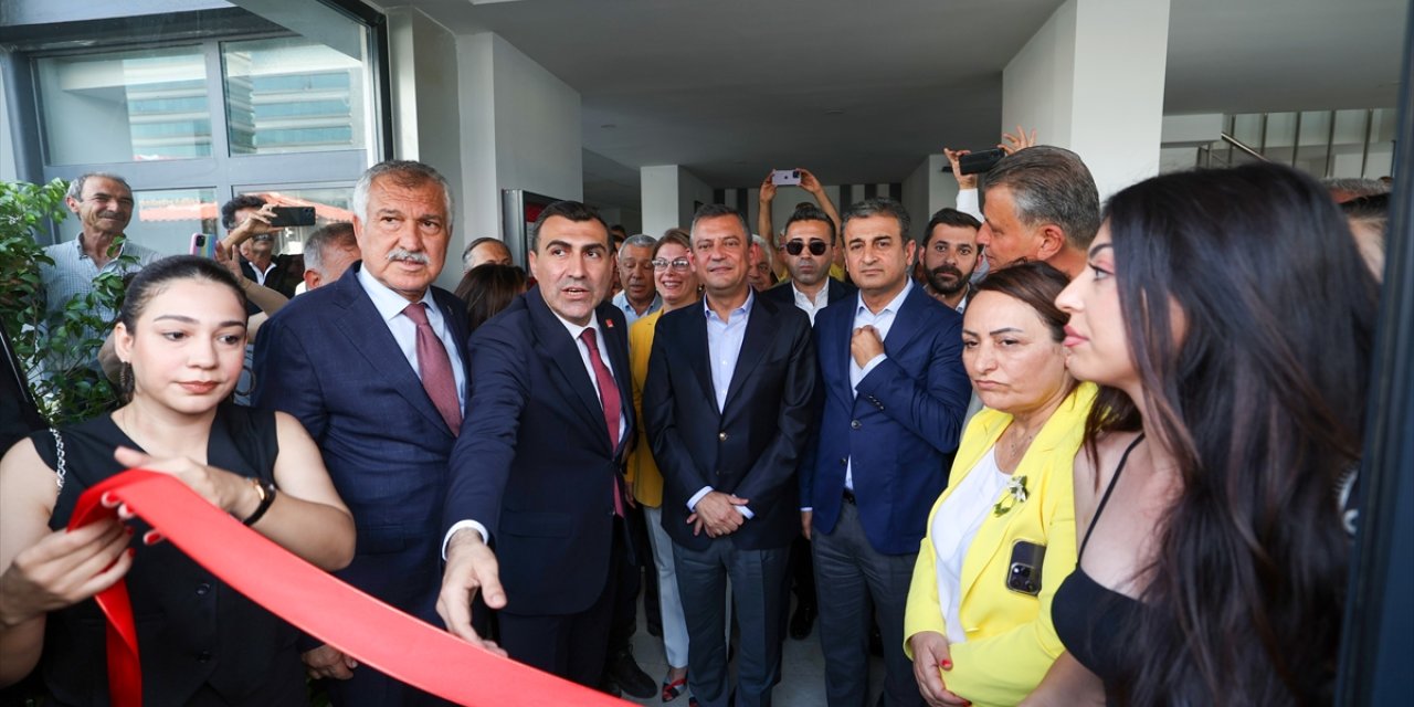 CHP Genel Başkanı Özel, Adana Büyükşehir Belediye Başkanı Karalar'ı ziyaret etti