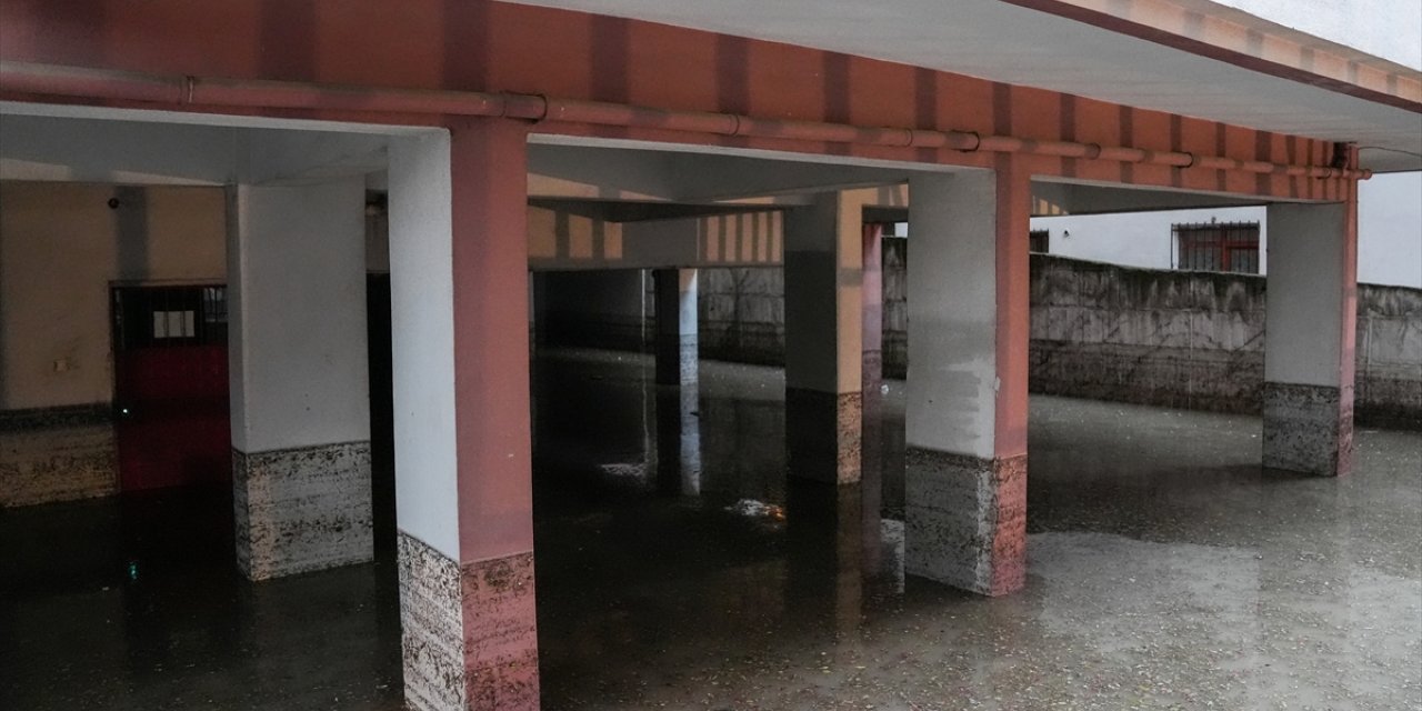 Başkentteki sağanak nedeniyle bina otoparkındaki araçlar sular altında kaldı