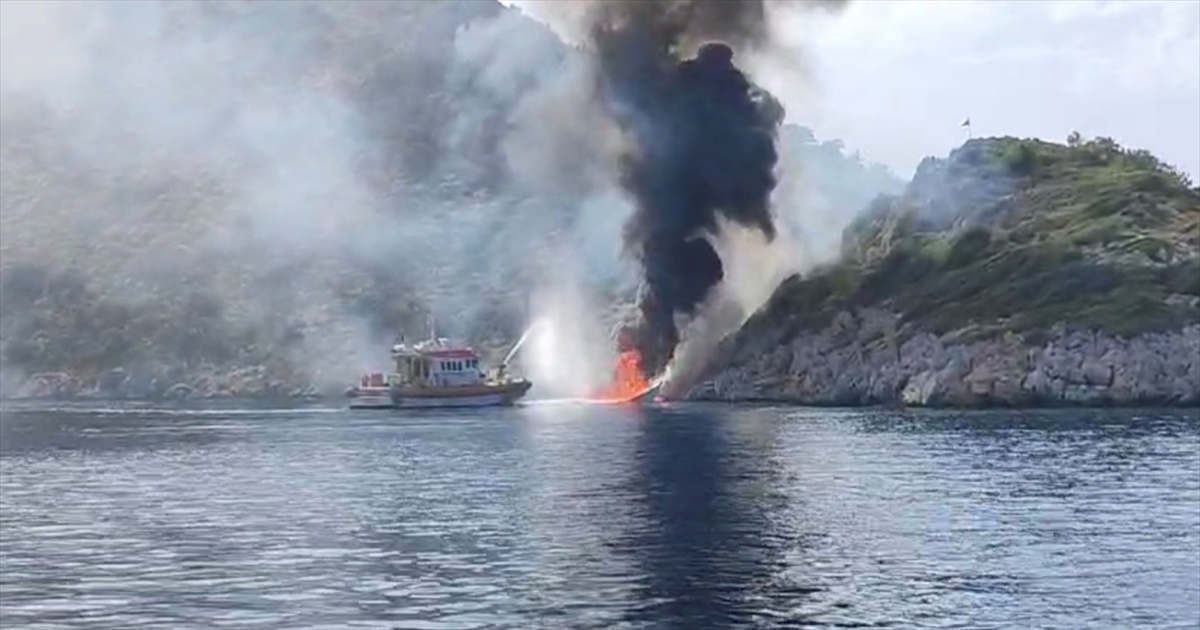 Datça'da yangın çıkan tekne kullanılamaz hale geldi