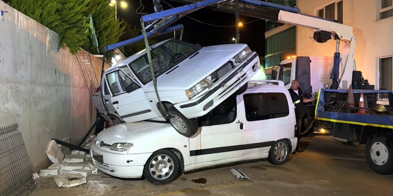 Kırıkkale'de park halindeki araçların üzerine düşen otomobilin sürücüsü yaralandı