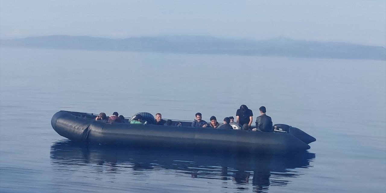 Ayvalık açıklarında 22 düzensiz göçmen kurtarıldı