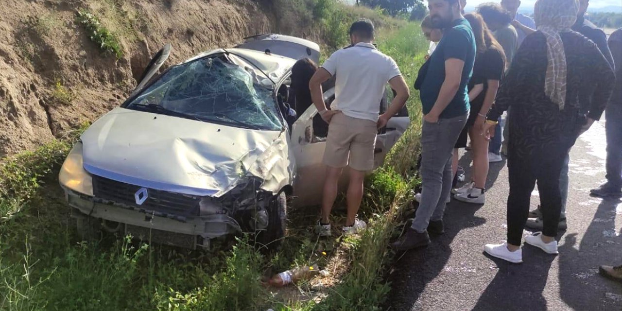 Nevşehir'de otomobil devrildi, YKS'ye girecek öğrencinin de arasında bulunduğu 4 kişi yaralandı