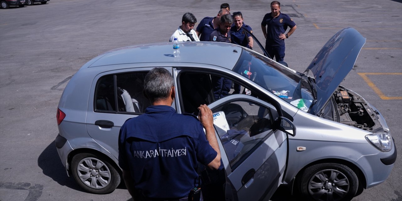 Kamyonetin altından kurtarılan kediyi ikinci kez sıkıştığı yerden itfaiye çıkardı