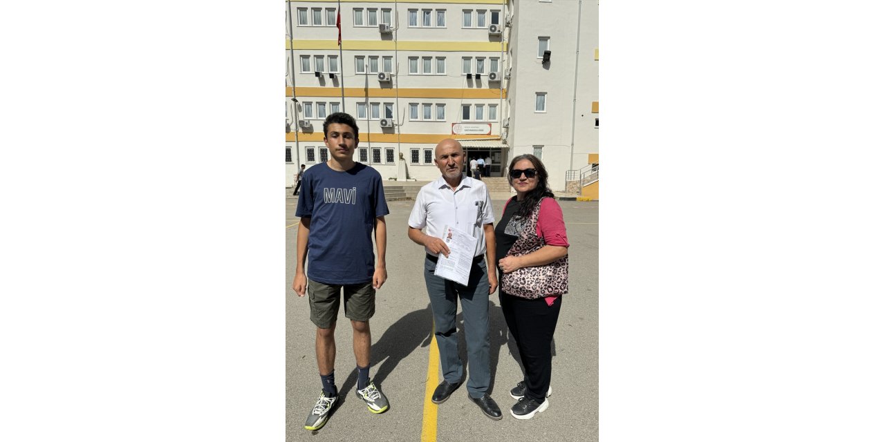 Okuduğu lisede 62 yaşında YKS'ye giren babasının sınav heyecanını paylaştı