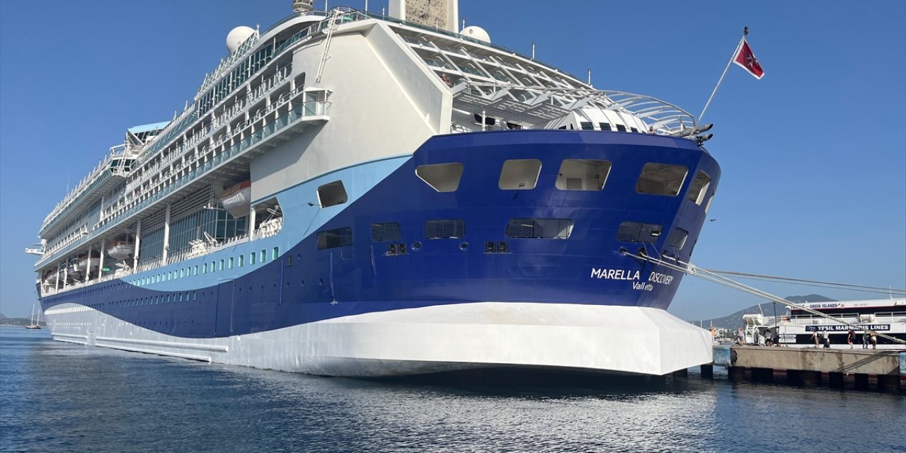 Malta bayraklı kruvaziyer "Marella Discovery" Bodrum Limanı'na demirledi