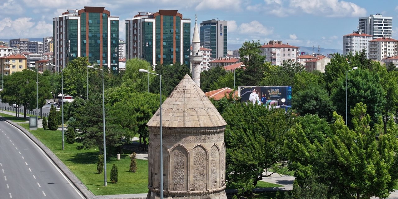 Anadolu'daki kümbetler Türklerin binlerce yıllık defin geleneğini yansıtıyor