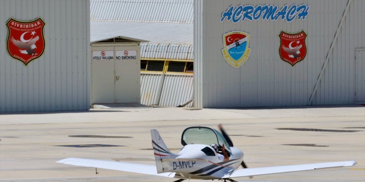 Almanya'dan 18 sportif uçakla Türkiye turuna çıkan pilotlar Eskişehir'de konakladı