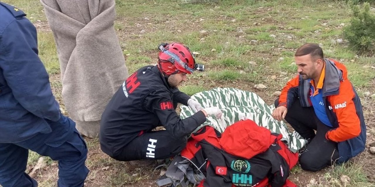 Çorum'da engebeli arazide düşerek yaralanan kadın ambulans helikopterle kurtarıldı