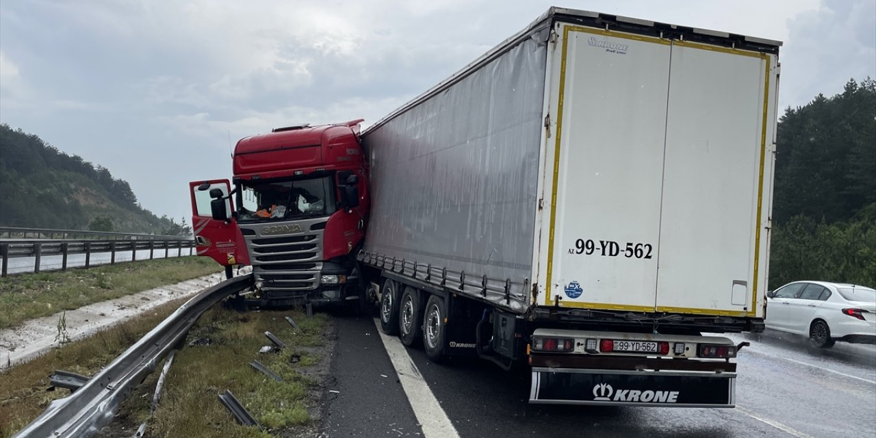 Anadolu Otoyolu'nun Bolu kesiminde bariyere çarpan tırın sürücüsü yaralandı