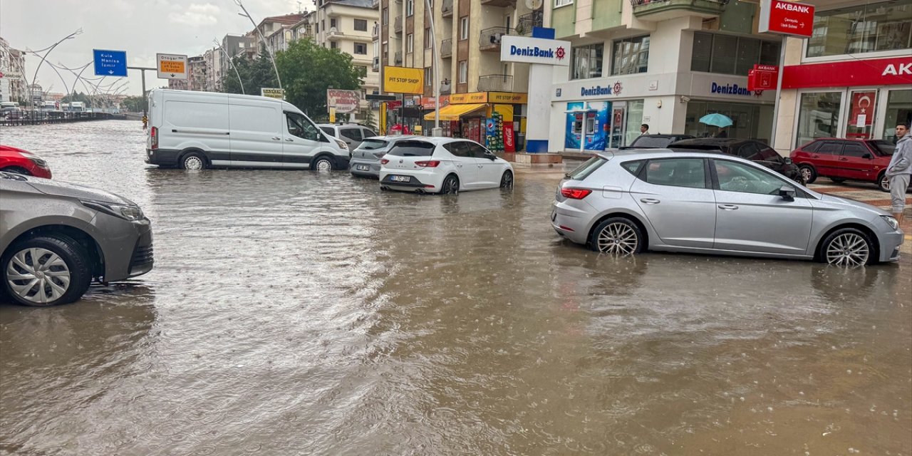 Uşak'ta sağanak ve dolu etkili oldu