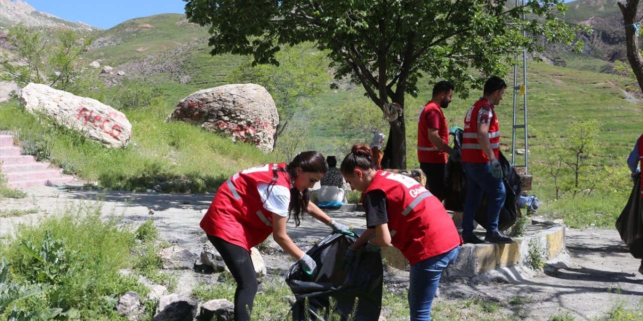 Ağrı'da İshak Paşa Sarayı bölgesinde çevre temizliği yapıldı