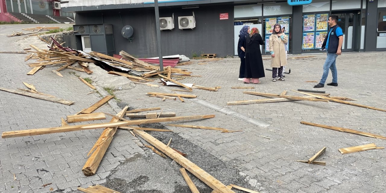 Bitlis'te şiddetli rüzgar nedeniyle çatılar uçtu, evlerde ve araçlarda hasar oluştu