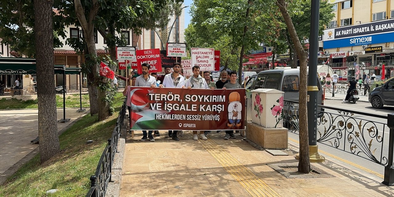 Isparta'da sağlık çalışanları Gazze için "sessiz yürüyüş" düzenledi