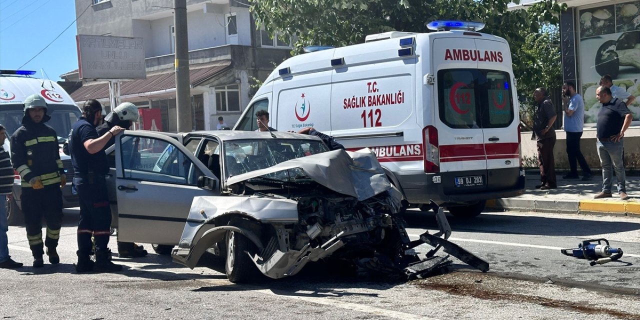 Tekirdağ'da otomobil ile yolcu minibüsü çarpıştı, 5 kişi yaralandı