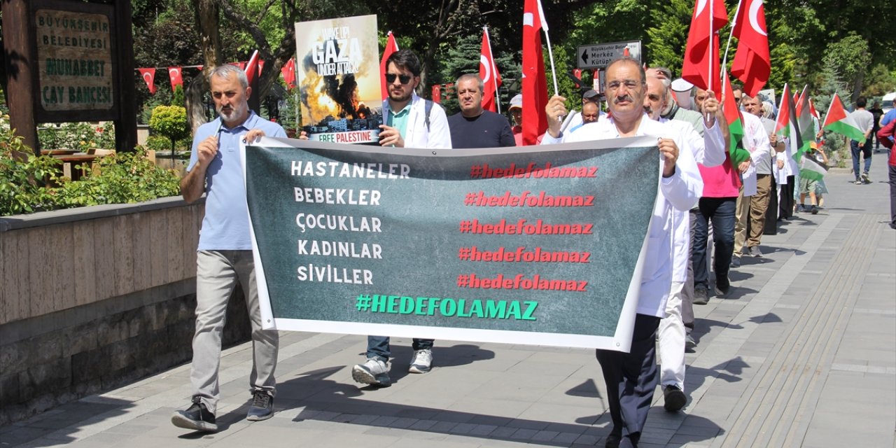 Kayseri'de sağlık çalışanları "sessiz yürüyüş" ile İsrail'i protesto etti