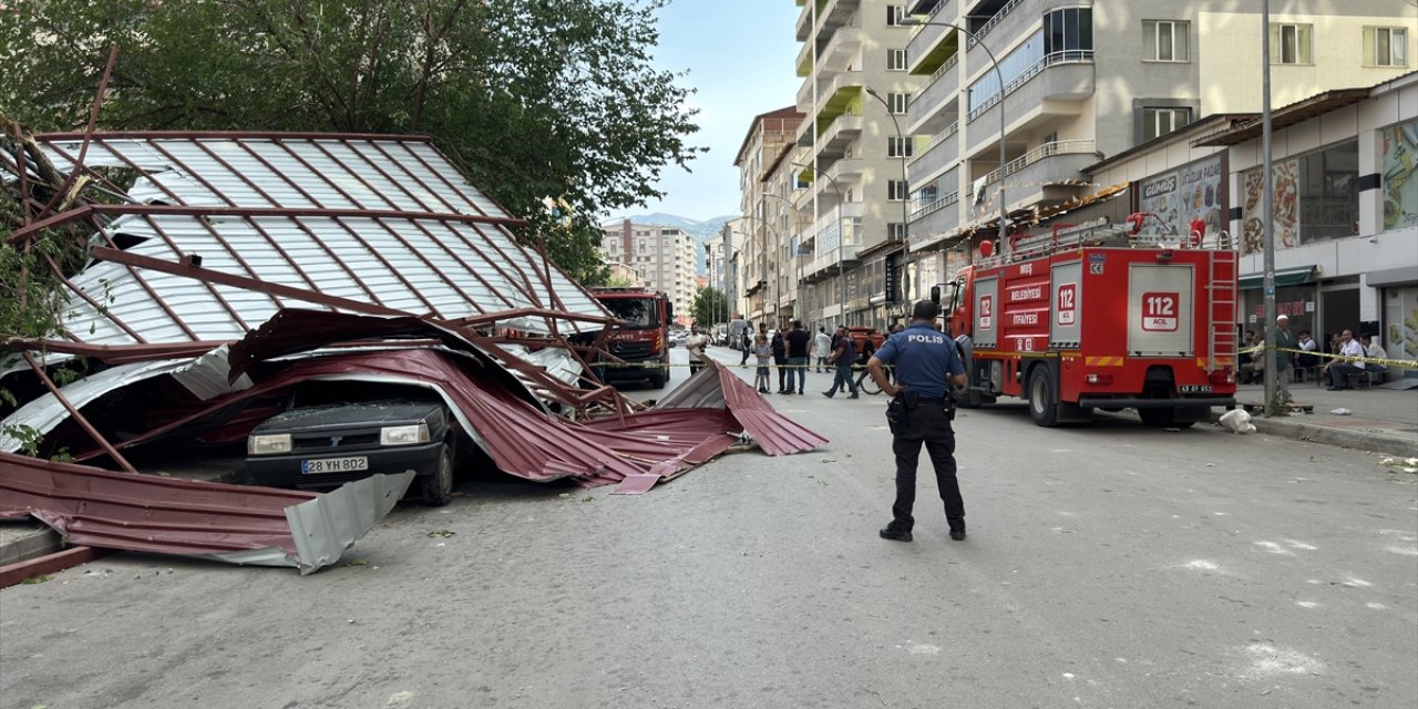 Muş'ta çatıdan kopan sac parçaları 3 araca hasar verdi