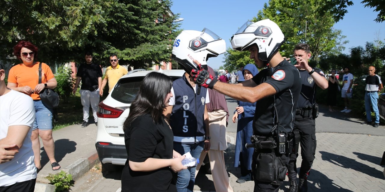 Edirne'de sınav giriş belgesini unutan öğrenciyi YKS'ye Yunus Timi polisleri yetiştirdi