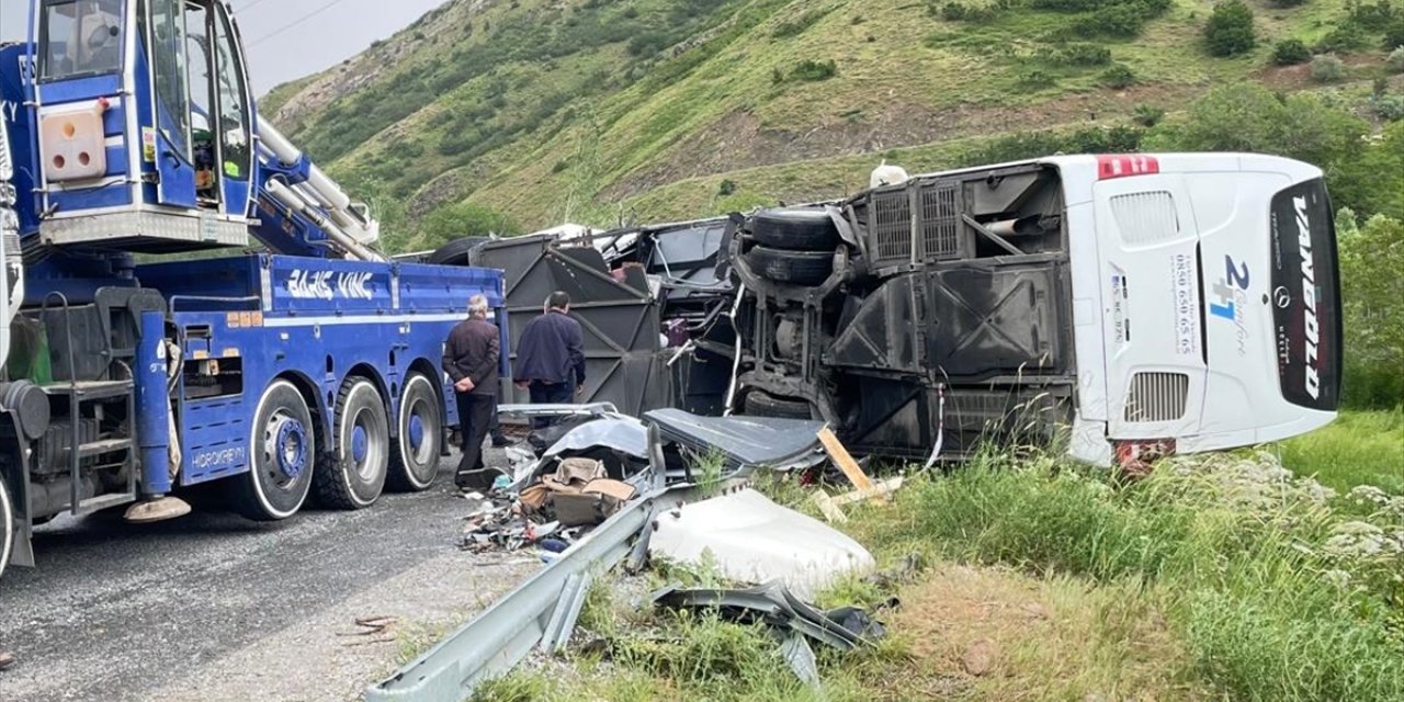 GÜNCELLEME - Bitlis'te otobüs ile kamyonun çarpışması sonucu 2 kişi öldü, 30 kişi yaralandı